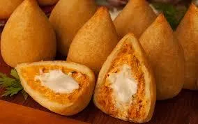 Coxinha de mandioca con relleno de pollo