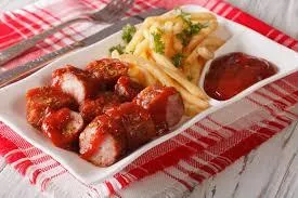 Currywurst: Linguiça Com Molho de Curry e Batatas Fritas