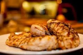 Filete de pollo a la parrilla jugoso