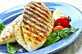Frango friato ao forno com manjericão e alho poró