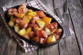 Linguiça Assada com Batata e Legumes