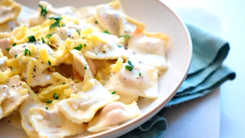 Raviolli de Frango ao molho de queijo