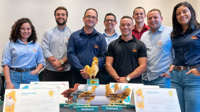 Friato conquista reconhecimento nacional em excelência avícola com certificações Hubbard 2024/25